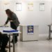 Justiça Eleitoral proíbe uso de celular e câmeras na cabine de votação para garantir sigilo