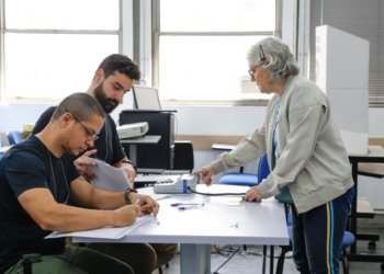 TRE-SP substitui 251 urnas eletrônicas por falhas técnicas no primeiro turno da votação