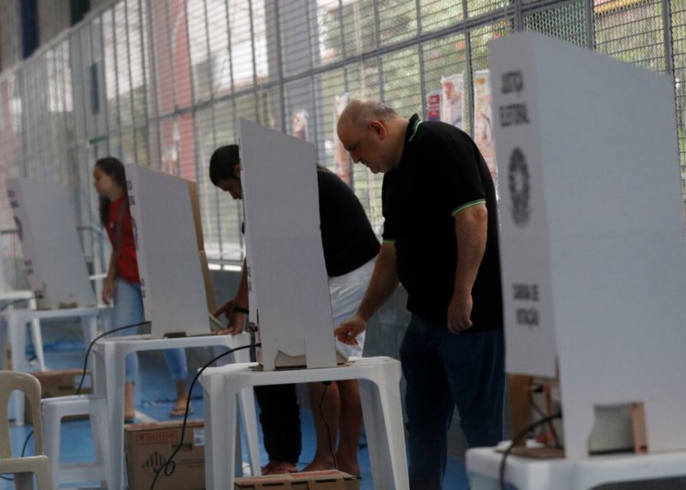 TSE veta uso de celular na cabine de votação e define normas para o pleito de 4 de outubro